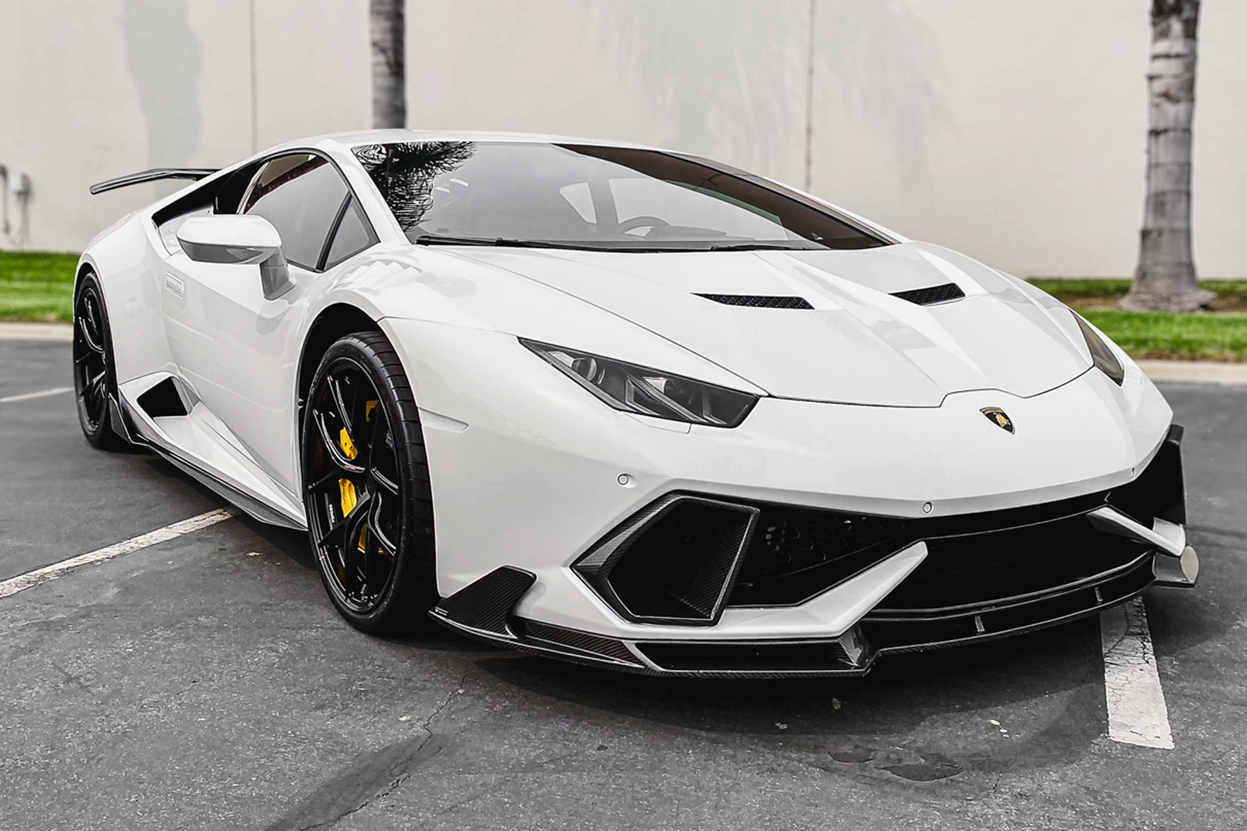 white-lamborghini-huracan-performante-with-body-kit